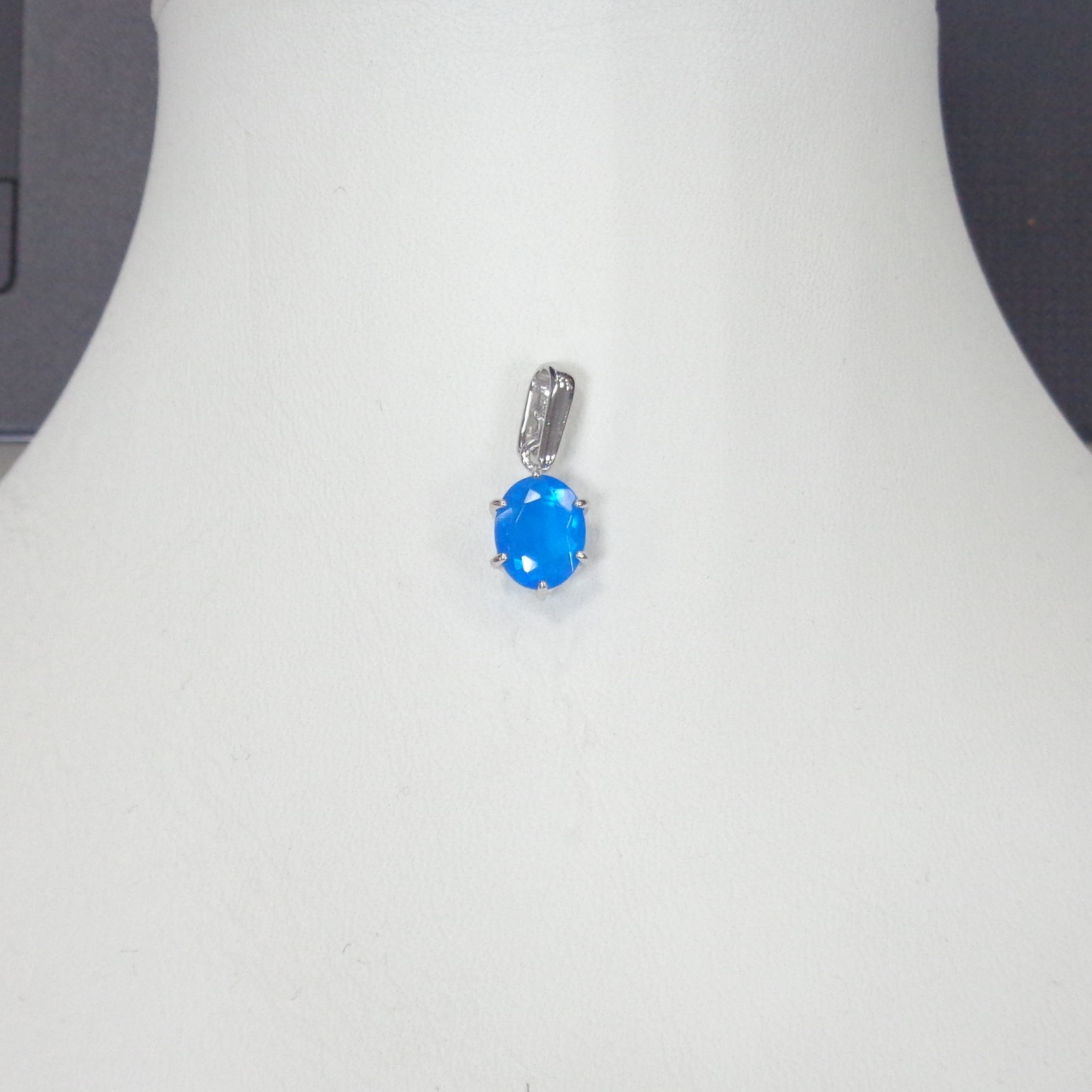 Серебряная подвеска с голубым опалом